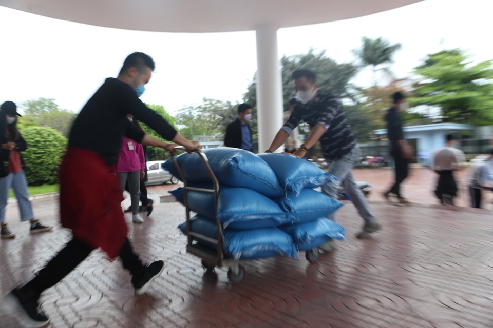 Người nghèo Hà Nội đội mưa rét đi rút gạo miễn phí - 9 Người nghèo Hà Nội đội mưa rét đi rút gạo miễn phí - 9