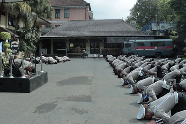 Cảnh sát Indonesia cúi đầu xin lỗi nạn nhân ở thảm kịch 131 người chết