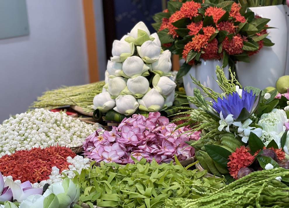 Dân Hà Nội hào phóng chi tiền triệu mua mẹt hoa cúng Tết Đoan Ngọ - 4 Dân Hà Nội hào phóng chi tiền triệu mua mẹt hoa cúng Tết Đoan Ngọ - 4