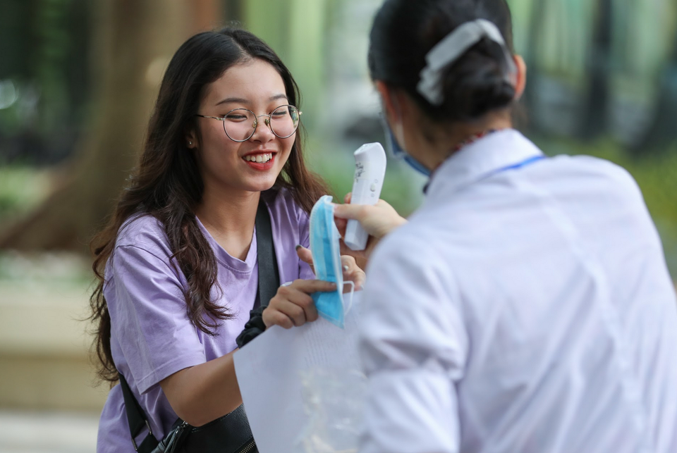 Nghiêm ngặt kiểm tra thí sinh vào làm thủ tục dự thi tốt nghiệp THPT 2020 - 3 Nghiêm ngặt kiểm tra thí sinh vào làm thủ tục dự thi tốt nghiệp THPT 2020 - 3