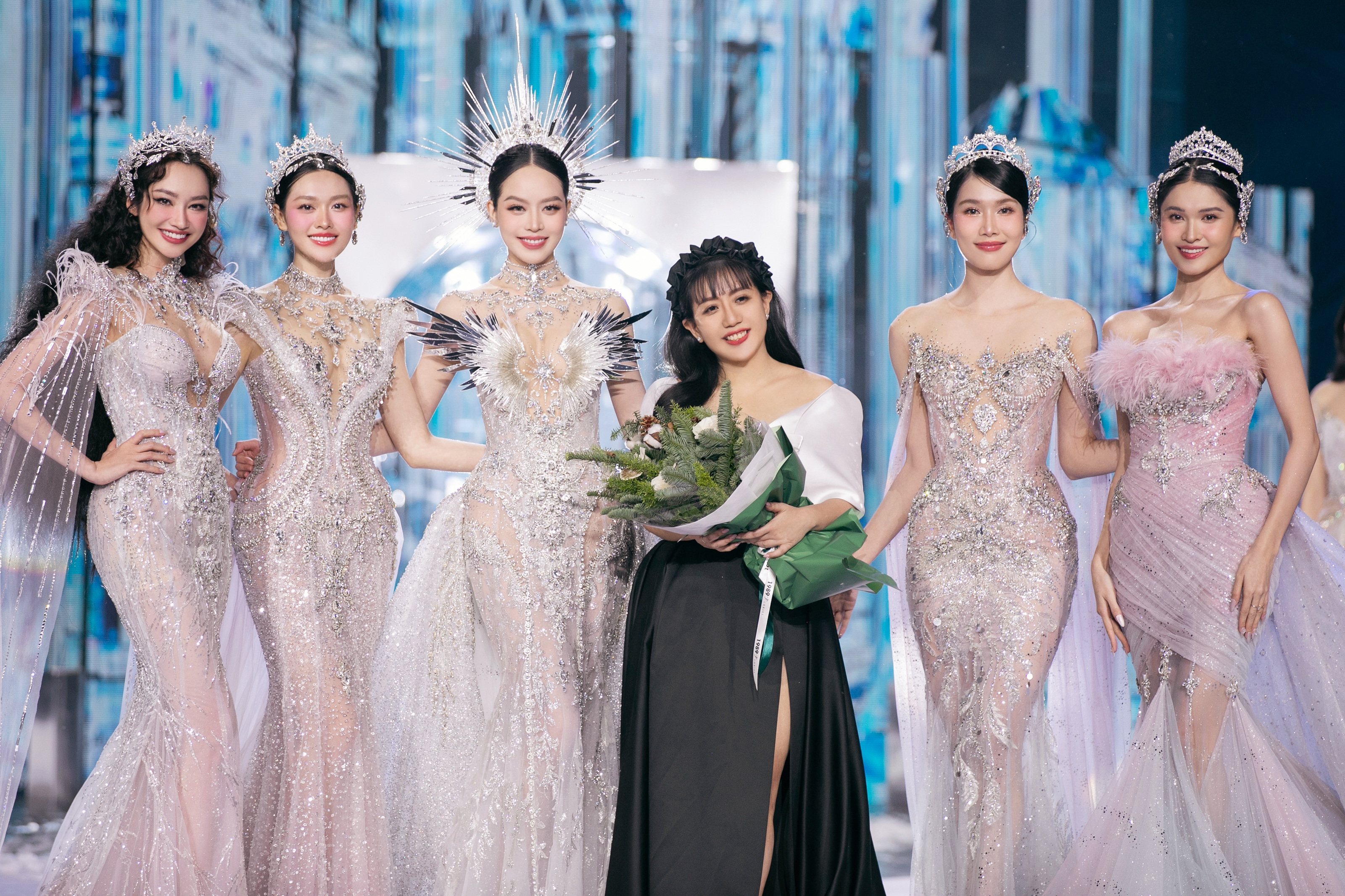 Hoa hậu Quốc tế Thanh Thủy tỏa sáng khi làm vedette trên sàn catwalk - 2 Hoa hậu Quốc tế Thanh Thủy tỏa sáng khi làm vedette trên sàn catwalk - 2