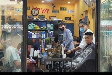 Hà Nội: Thợ làm tóc tất bật "múa kéo" trước giờ cấm hoạt động