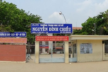 Một lớp trưởng bị bạn trùm áo… đánh đến chảy máu miệng