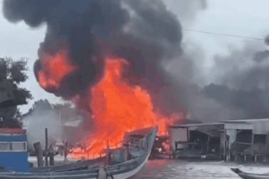 Cháy lớn cửa hàng xăng dầu ở Đất Mũi - Cà Mau