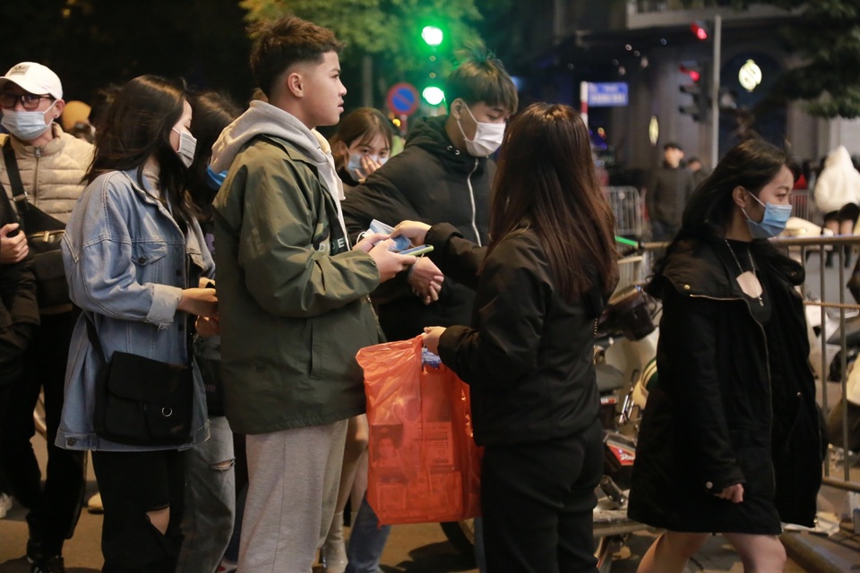 Khẩu trang đắt hàng trên phố đi bộ đêm giao thừa - 5 Khẩu trang đắt hàng trên phố đi bộ đêm giao thừa - 5