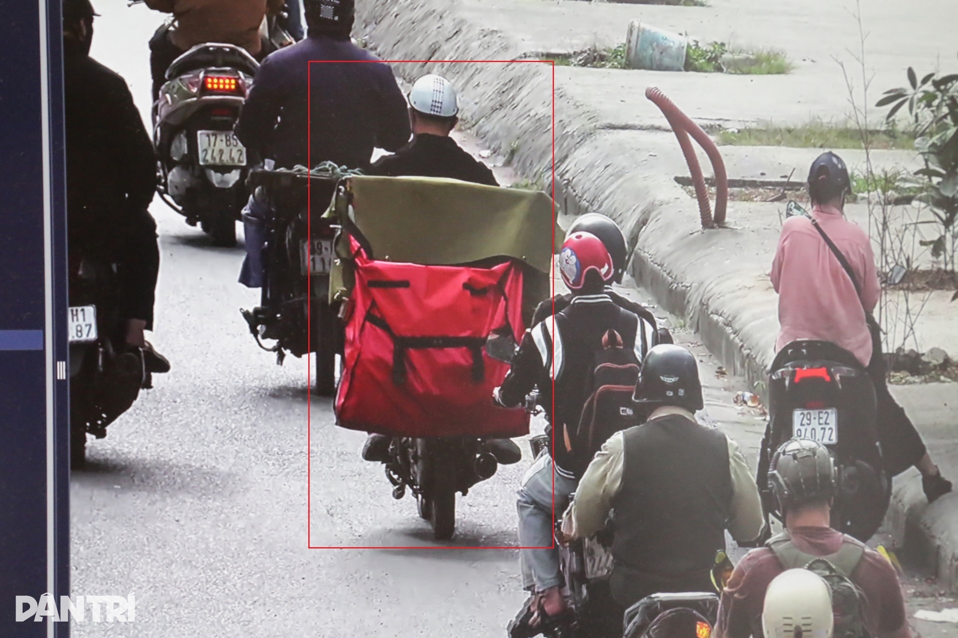 Loạt shipper chở hàng che khuất biển số né camera AI bị CSGT xử lý - 4