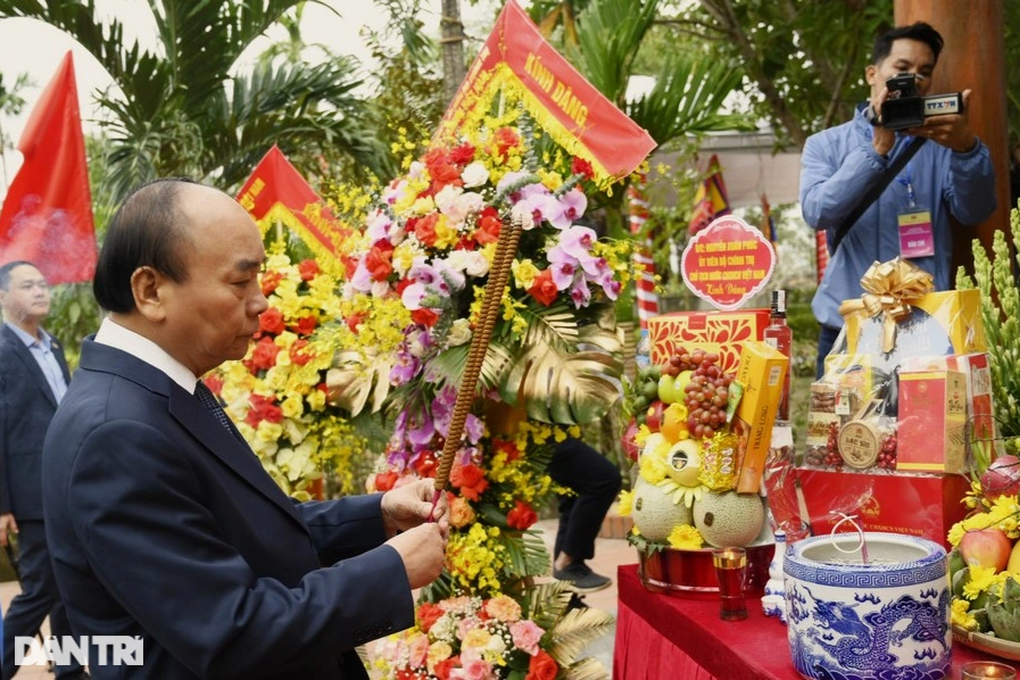 Chủ tịch nước Nguyễn Xuân Phúc dâng hương tưởng niệm nữ sĩ Hồ Xuân Hương - 2 Chủ tịch nước Nguyễn Xuân Phúc dâng hương tưởng niệm nữ sĩ Hồ Xuân Hương - 2
