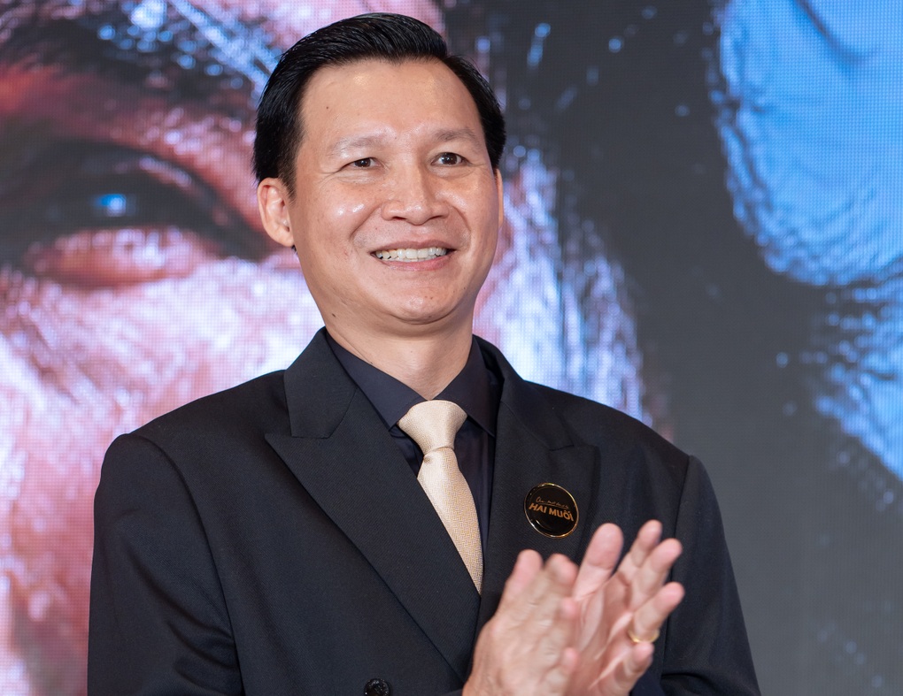 Quyền Linh lau nước mắt cho con gái 16 tuổi sau buổi công chiếu Hai Muối - 3 Quyền Linh lau nước mắt cho con gái 16 tuổi sau buổi công chiếu Hai Muối - 3