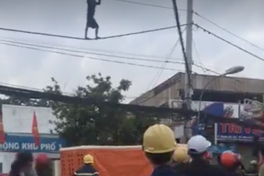 Cảnh sát dùng xe thang giải cứu thanh niên “đi bộ” trên dây điện
