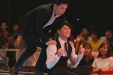Noo Phước Thịnh cởi áo “ăn vạ” trên sân khấu để giành thí sinh