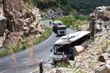 Xe máy vượt ẩu, xe khách đâm vào vách núi
