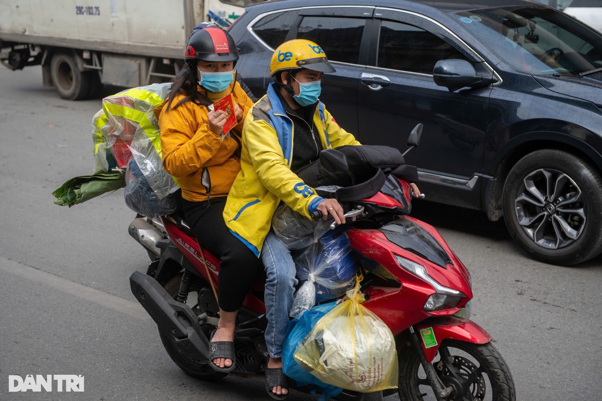 Người dân chật vật đi xe nhích từng mét rời Thủ đô về quê ăn Tết - 7 Người dân chật vật đi xe nhích từng mét rời Thủ đô về quê ăn Tết - 7