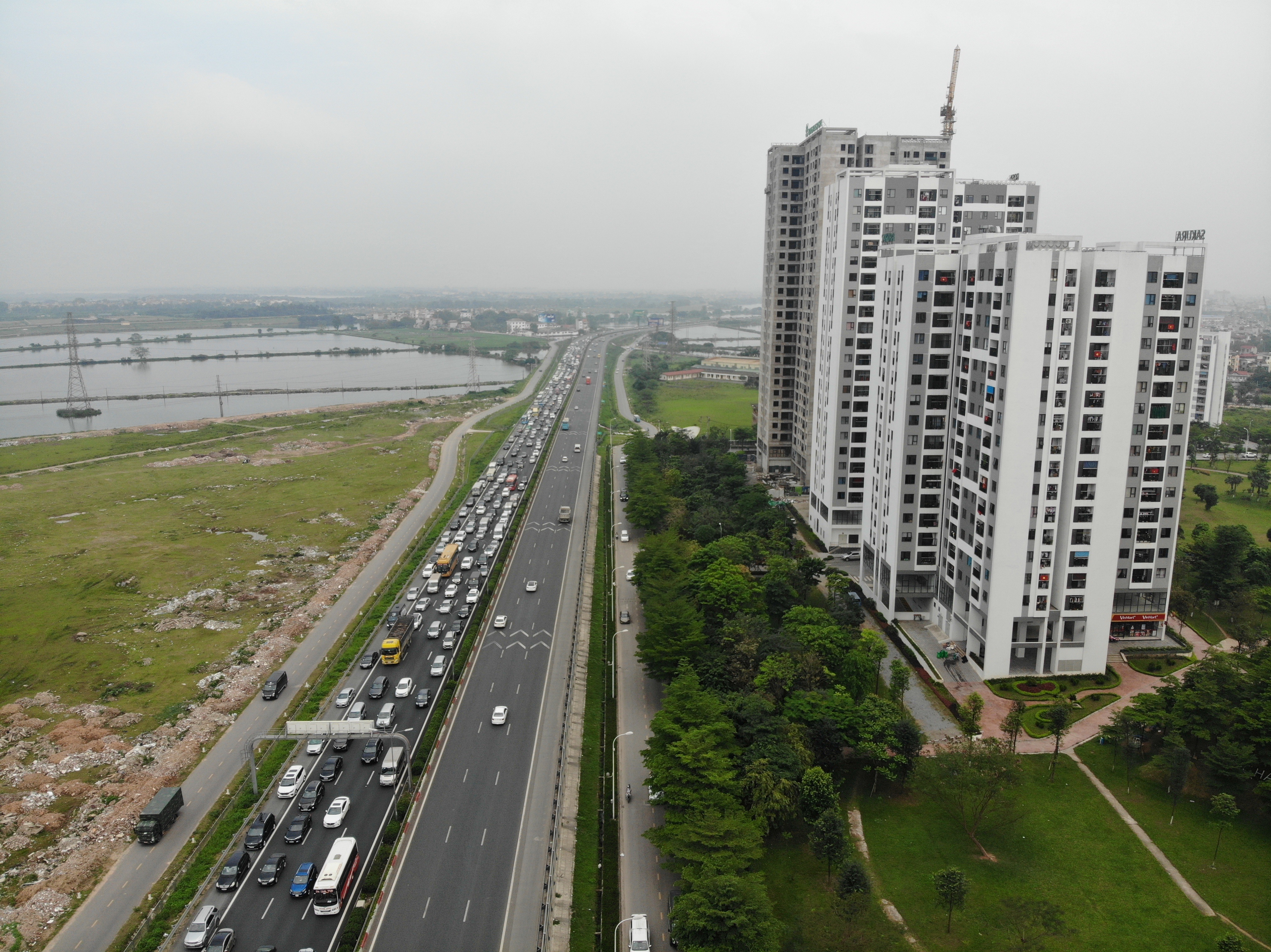 Ùn ứ kéo dài hàng km tại cửa ngõ Hà Nội - 1 Ùn ứ kéo dài hàng km tại cửa ngõ Hà Nội - 1