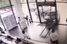 Nhầm chân ga khi lái thử xe, nữ khách hàng đâm tan hoang đại lý ô tô