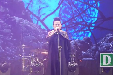 Tùng Dương hát "Người đàn bà hóa đá"