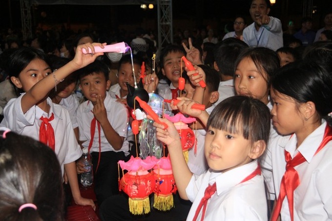 Dù trời mưa nhưng các em thiếu nhi Đắk Lắk vẫn thắp sáng lồng đền mang theo bao ước mơ.