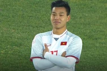 Hình ảnh khoanh tay của hậu vệ Văn Thanh vào đề thi học sinh giỏi Văn