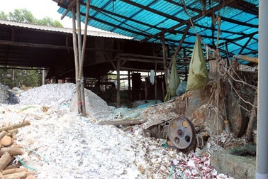 Nam công nhân chết thảm khi bị ngã vào máy nghiền giấy