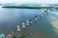 Cầu lớn nhất Vành đai 3 TPHCM lao lắp dầm đầu tiên