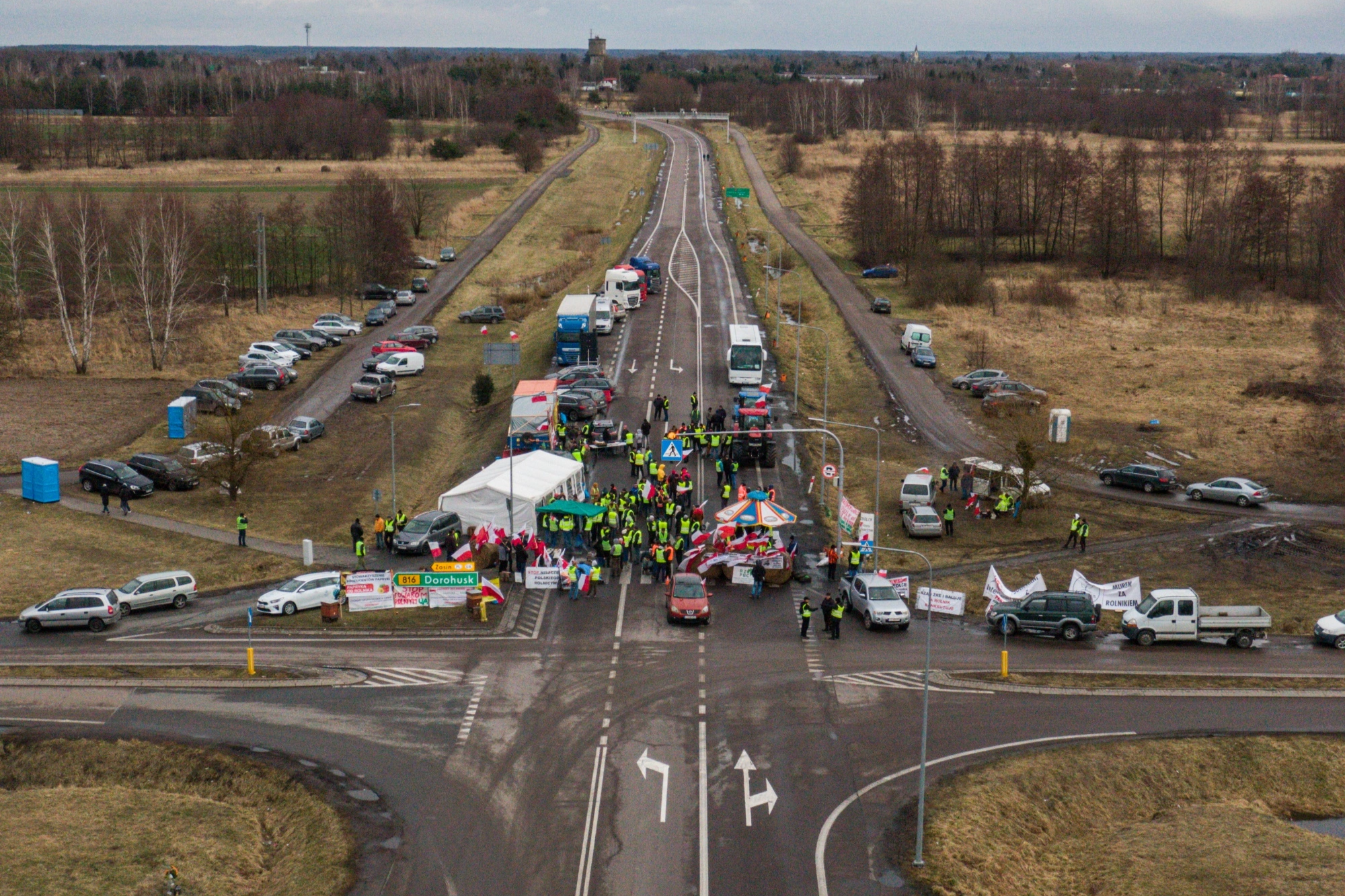 កសិករប៉ូឡូញបន្ធូរបន្ថយការបិទព្រំដែនជាមួយអ៊ុយក្រែន - ១ Nông dân Ba Lan nới lỏng phong tỏa biên giới với Ukraine - 1