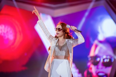 "Phù thủy" Việt Tú lập kỷ lục mới với lễ hội thời trang âm nhạc hơn 40.000 người tham dự