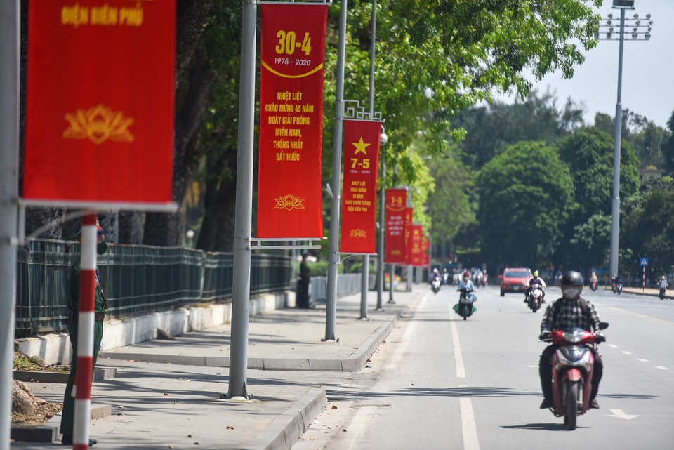 Ngắm Hà Nội rực rỡ sắc cờ trước ngày lễ lớn 30/4 - 1/5 - 9 Ngắm Hà Nội rực rỡ sắc cờ trước ngày lễ lớn 30/4 - 1/5 - 9