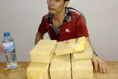 Dùng xe máy chở 40 bánh ma túy vượt biên sang Trung Quốc