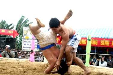 Huế: Đầu xuân về làng Sình xem hội vật