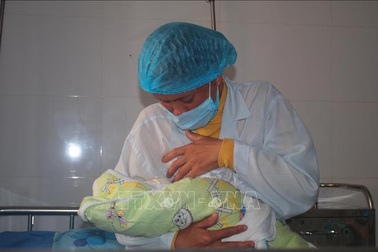Bé gái chào đời trong khu cách ly Covid-19
