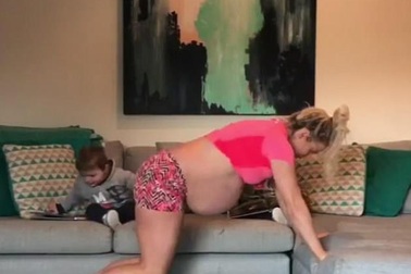Sinh con tới nơi, bà mẹ vẫn cố lên Instagram đăng video tập thể dục