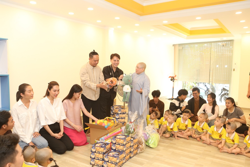 Lê Âu Ngân Anh, Diệu Ngọc mặc giản dị đi trao quà từ thiện - 12 Lê Âu Ngân Anh, Diệu Ngọc mặc giản dị đi trao quà từ thiện - 12