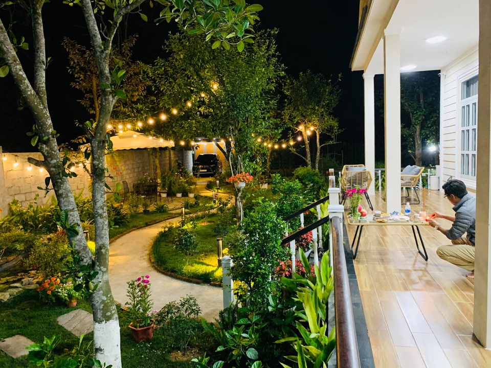 Vợ chồng trốn dịch về ngoại ô uống trà, ngắm hoa trong biệt thự đẹp mê - 13 Vợ chồng trốn dịch về ngoại ô uống trà, ngắm hoa trong biệt thự đẹp mê - 13