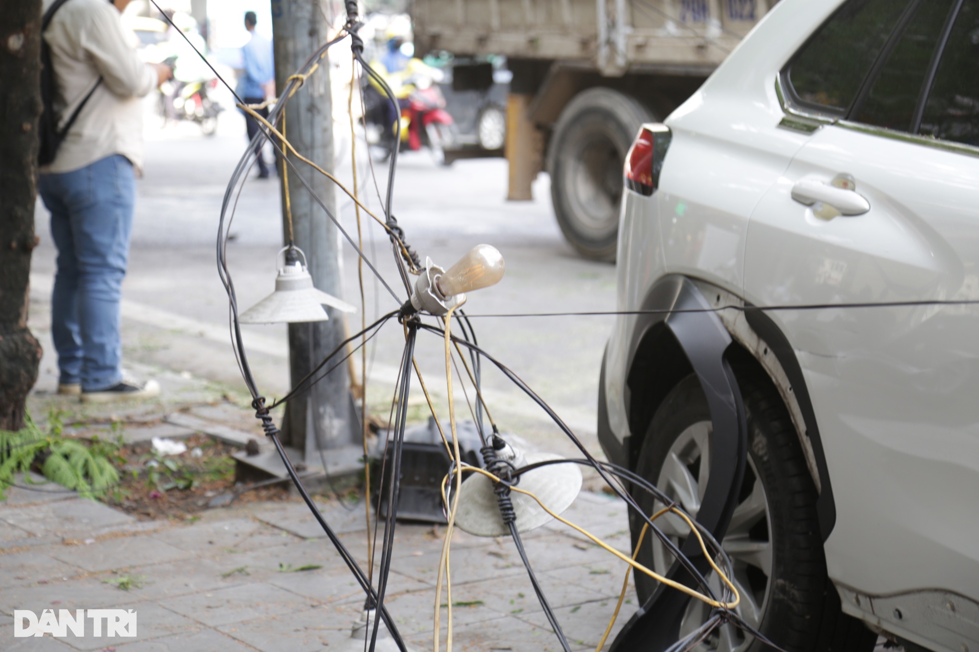 Hiện trường vụ nữ tài xế lái ô tô tông liên hoàn 10 xe máy trên phố Hà Nội - 7 Hiện trường vụ nữ tài xế lái ô tô tông liên hoàn 10 xe máy trên phố Hà Nội - 7