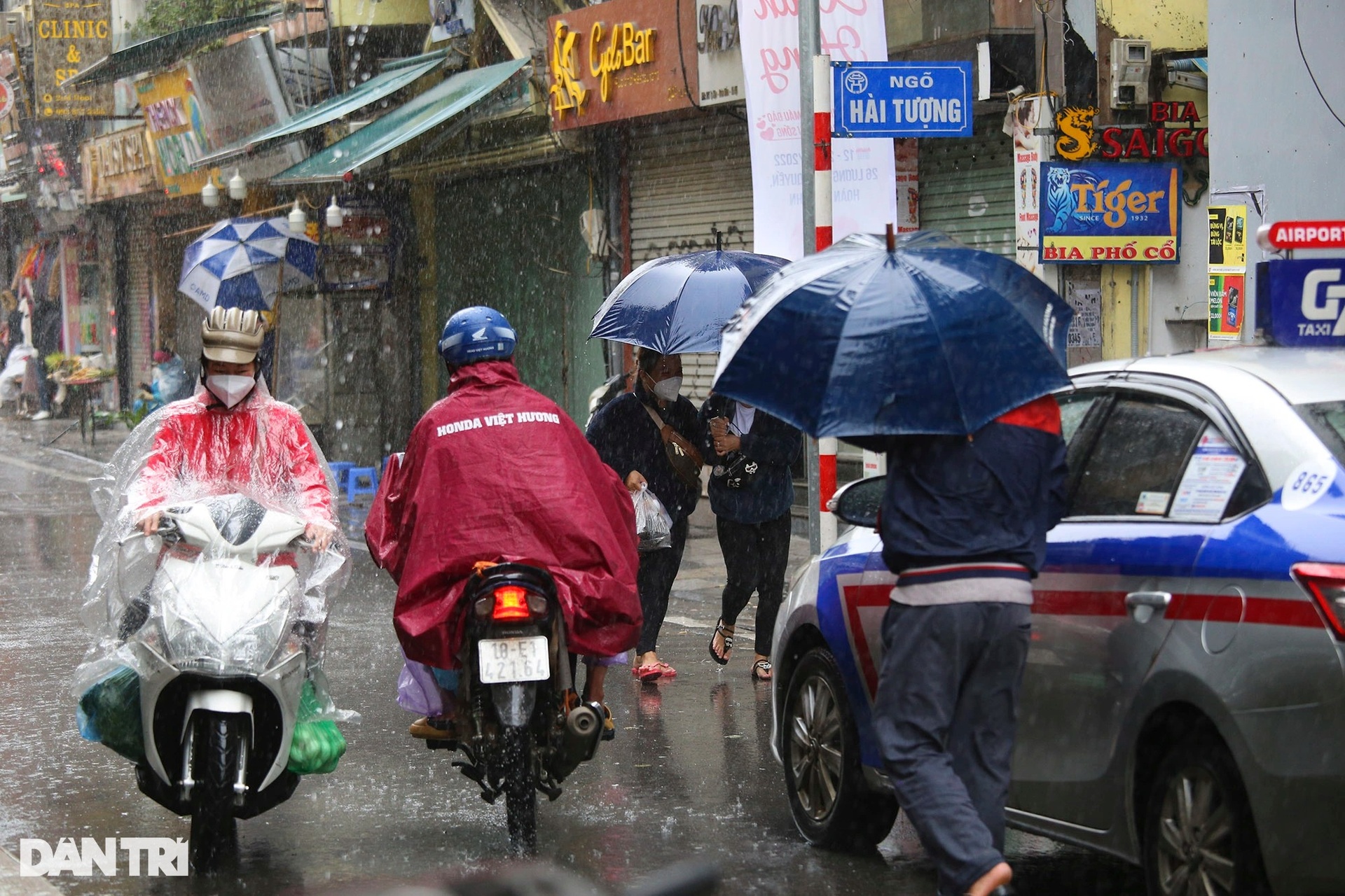 Mưa rét khiến cuộc sống của người dân Hà Nội gặp nhiều khó khăn - 2 Mưa rét khiến cuộc sống của người dân Hà Nội gặp nhiều khó khăn - 2