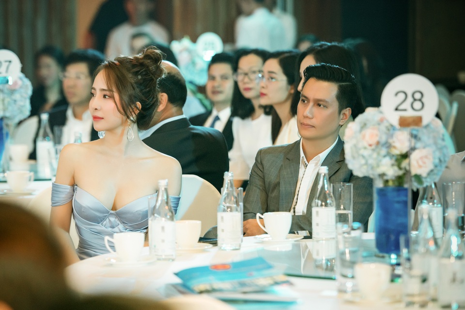 Công khai nâng ngực, Quỳnh Nga nóng bỏng bên “người tình” Việt Anh - 8 Công khai nâng ngực, Quỳnh Nga nóng bỏng bên “người tình” Việt Anh - 8