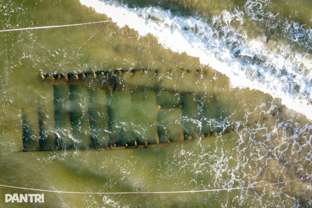 Tàu gỗ cổ phát lộ trở lại ở biển Hội An: Căng dây đánh dấu vị trí - 1