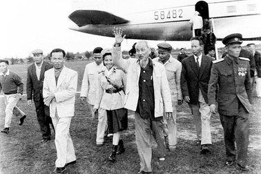 Người lính gần 100 tuổi kể về nhiệm vụ bảo vệ "đại bàng trắng" chở Bác Hồ