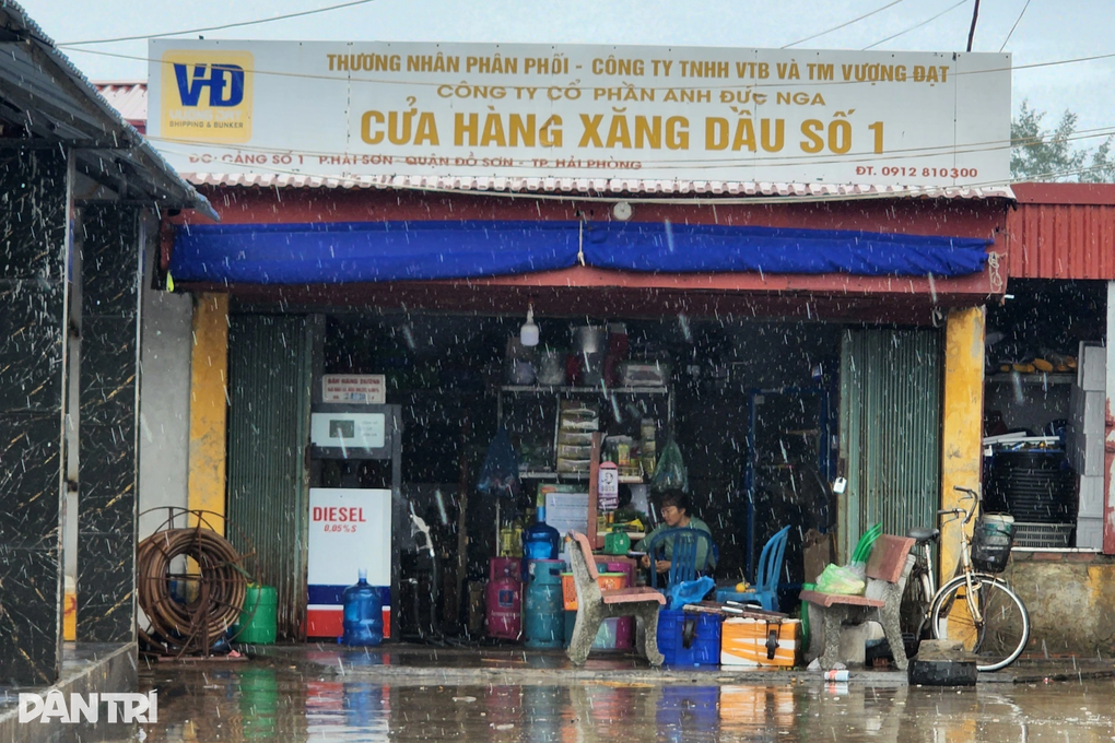 Hải Phòng ngớt mưa, hàng quán ven biển vẫn mở cửa đón khách - 3 Hải Phòng ngớt mưa, hàng quán ven biển vẫn mở cửa đón khách - 3