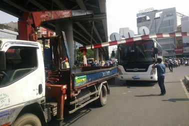 Xe khách "mắc kẹt" khi chạy vào đường cấm, giao thông ùn ứ