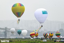Du khách đổ về ven sông Hồng ngắm khinh khí cầu rực rỡ
