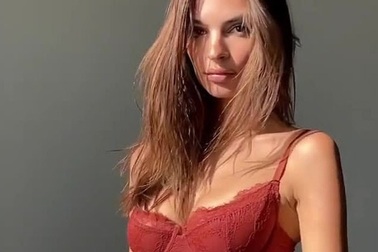 Emily Ratajkowski gợi cảm quảng cáo "nội y"