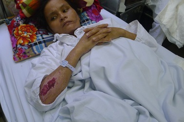 Chồng chết, vợ nguy kịch vì lũ cuốn trôi