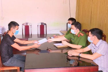 Bị phạt 5 triệu vì "né" chốt kiểm dịch, đi nhờ thuyền đánh cá tới công ty