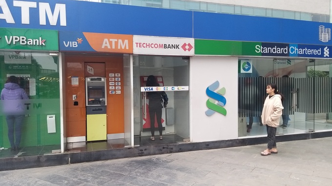 ATM cận tết ở nội thành “vắng vẻ”, khu công nghiệp vẫn nóng - Ảnh 1.