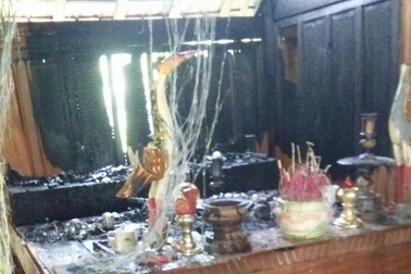 Vừa đập phá UBND xã, về nhà lại thiêu rụi bàn thờ gia tiên