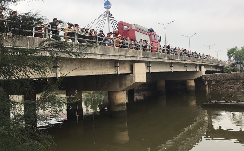 Cứu bạn gái nhảy cầu, nam thanh niên mất tích - 1 Cứu bạn gái nhảy cầu, nam thanh niên mất tích - 1