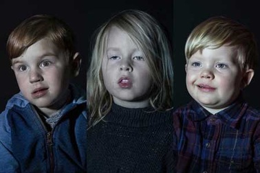 Hình ảnh những đứa trẻ thời @ bị “thôi miên” trước màn hình TV