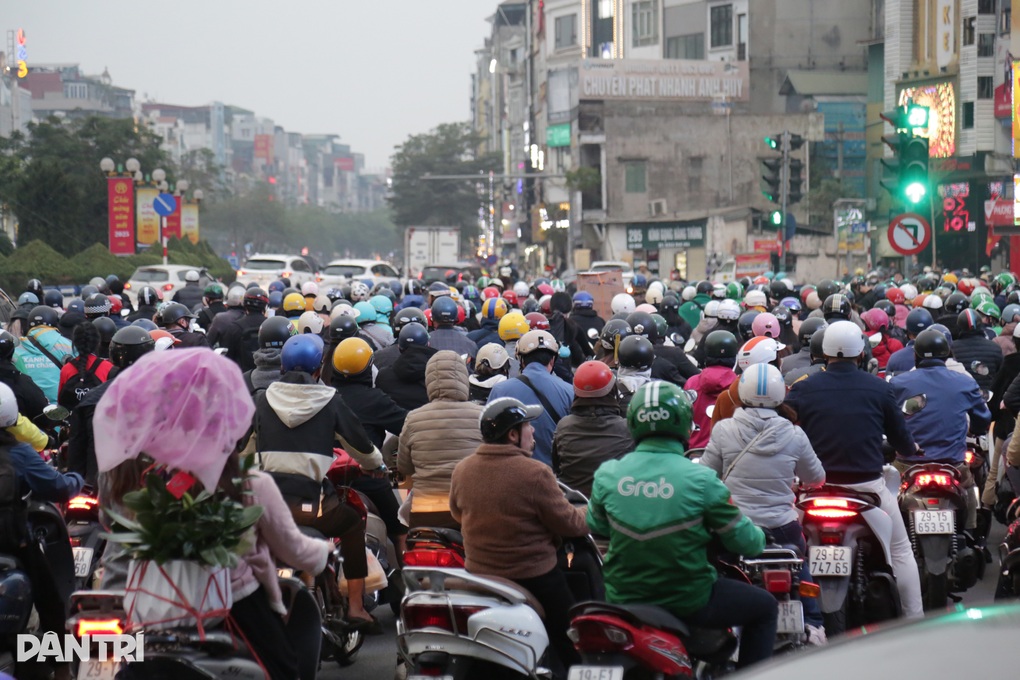 Người dân Hà Nội xếp hàng dài chờ... đèn xanh - 1 Người dân Hà Nội xếp hàng dài chờ... đèn xanh - 1
