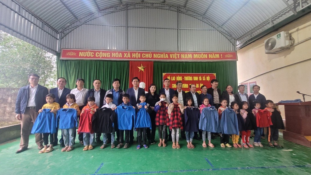 Nhiều phần quà ý nghĩa của Đảng ủy Bộ LĐ-TBXH đến học sinh khó khăn - 6 Nhiều phần quà ý nghĩa của Đảng ủy Bộ LĐ-TBXH đến học sinh khó khăn - 6