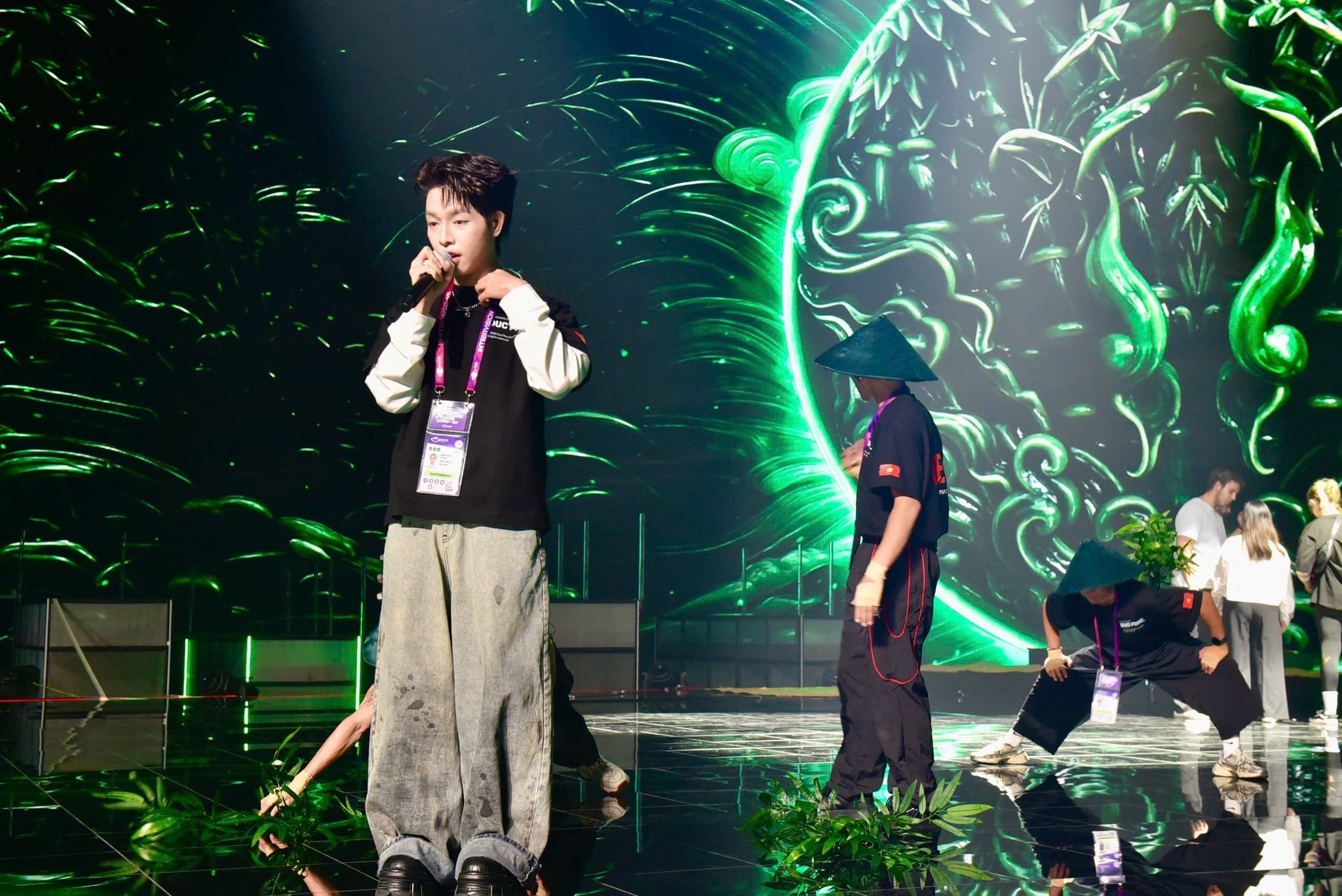 Đức Phúc giành quán quân quốc tế: Đi thi lặng lẽ, mang nón lá làm quà - 10